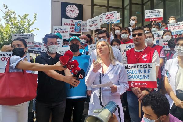Aile hekimleri yönetmeliğe karşı eylemde: İşi bıraktılar!